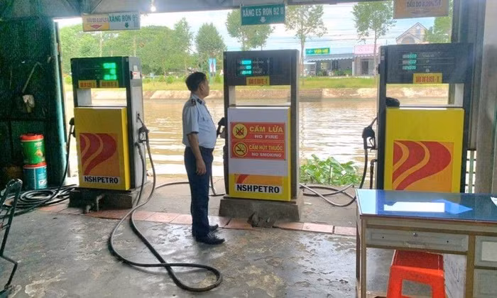 Lực lượng QLTT tỉnh Kiên Giang kiểm tra hoạt động kinh doanh xăng dầu trên địa bàn