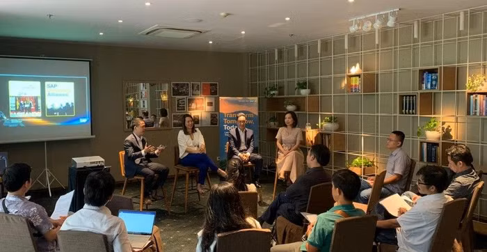 Lãnh đạo SAP Đông Nam và SAP Việt Nam chia sẻ với báo chí về chuyển đổi số. Ông Nguyễn Hồng Việt, Tổng giám đốc SAP Việt Nam ngồi thứ hai từ phải sang