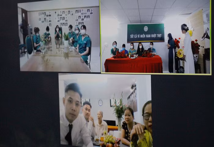 Đám cưới online diễn ra với 3 điểm cầu, cô dâu tại TP.HCM, chú rể và các y bác sĩ Bệnh viện Bạch Mai tại Hà Nội - Ảnh: KIM ÚT/Tuổi trẻ