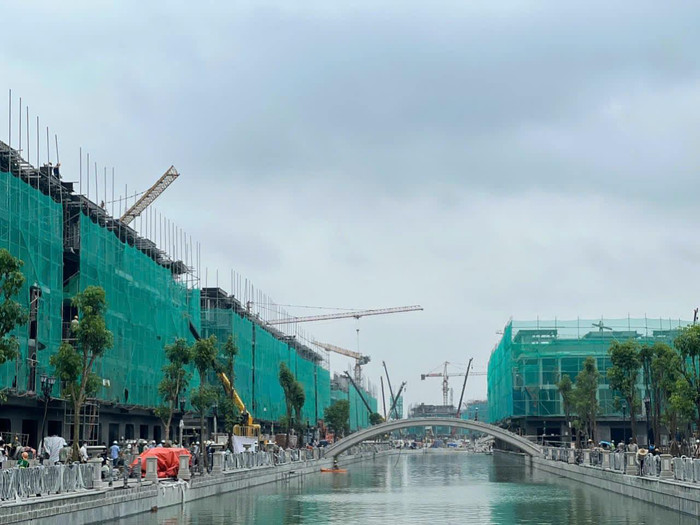 Dòng sông dài 830m đã được dẫn nước và đang tiếp tục hoàn thiện các hạng mục cảnh quan trang trí Mega Grand World Hà Nội