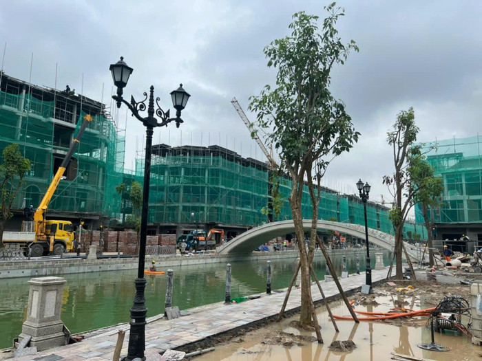Các cây cầu đã hoàn thiện phần đổ bê tông và đang được tiến hành lát đá, hoàn thiện các hạng mục trang trí Mega Grand World Hà Nội