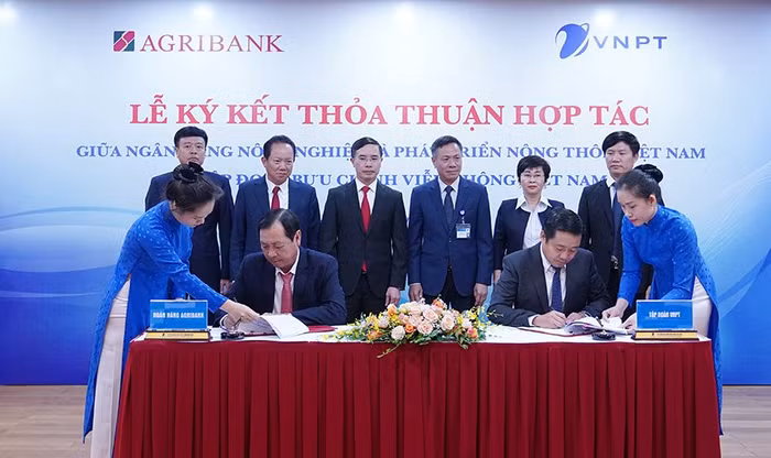 Tổng giám đốc Agribank Tiết Văn Thành (bên trái) và Tổng giám đốc VNPT Huỳnh Quang Liêm (bên phải) ký kết thỏa thuận hợp tác giữa hai bên