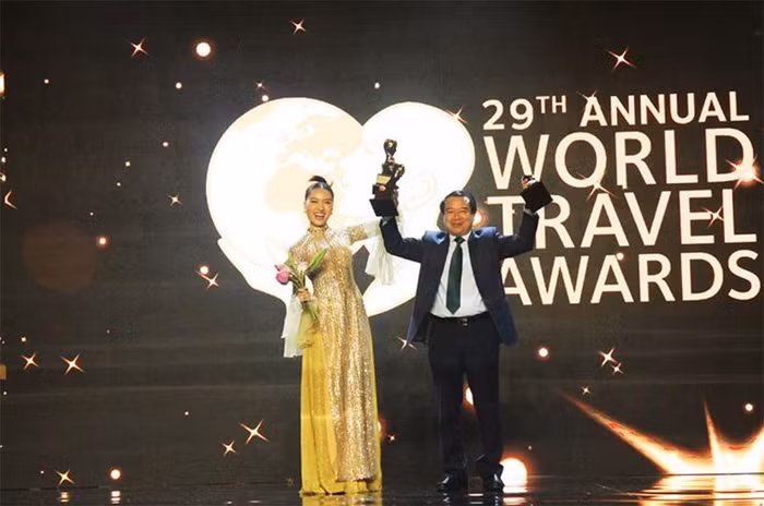Phó Tổng cục trưởng Tổng cục Du lịch Hà Văn Siêu đón nhận giải thưởng World Travel Awards dành cho Việt Nam. Ảnh: TITC