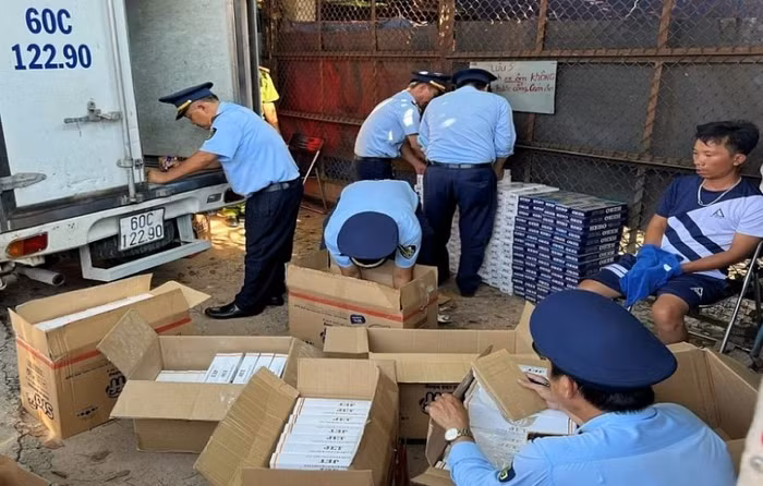 Tạm giữ xe đông lạnh chở hàng nghìn sản phẩm thuốc lá điếu nhập lậu