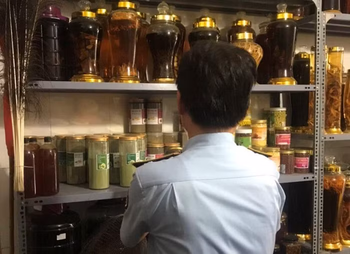 Rượu không rõ nguồn gốc được QLTT TP. Hà Nội phát hiện tại Công ty TNHH Hằng Nhiệm