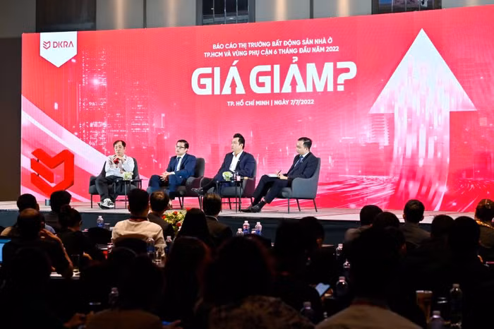 Các chuyên gia thảo luận, trao đổi với các nhà đầu tư tại buổi báo cáo về thị trường BĐS của DKRA Việt Nam