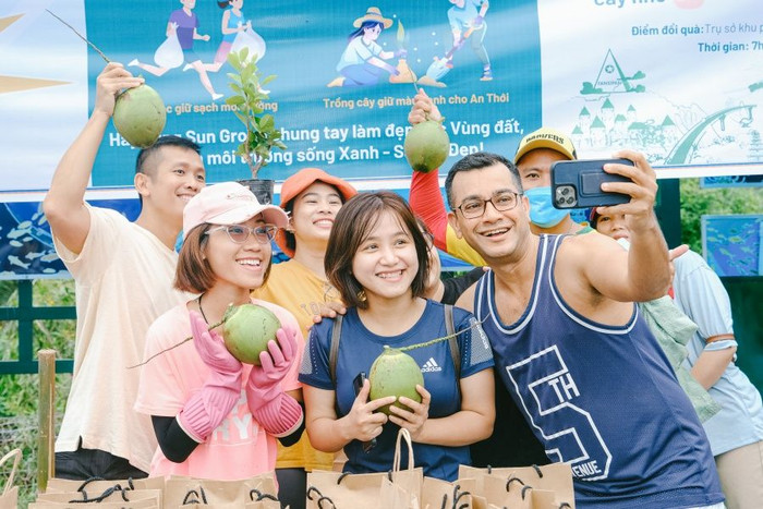 Hàng trăm tình nguyện viên Phú Quốc xuống phố thu gom rác ảnh 10 Hàng trăm tình nguyện viên Phú Quốc xuống phố thu gom rác ảnh 10