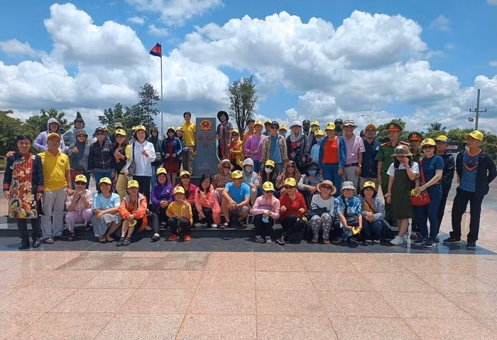 Cửa khẩu quốc tế Hoa Lư (H.Lộc Ninh) - điểm check-in thú vị đối với các thiện nguyện viên tham gia Hành trình Hoa nhân ái.