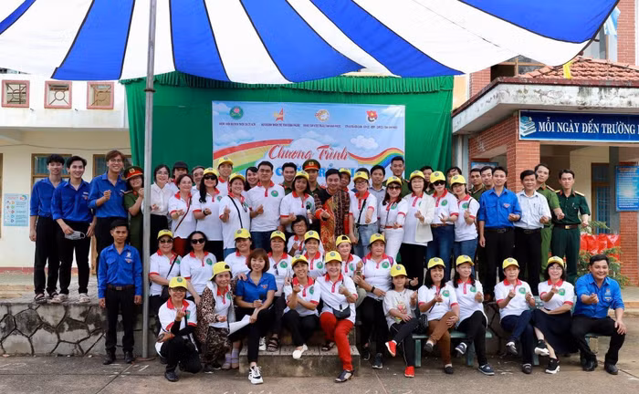 Các thiện nguyện viên tham gia Hành trình Hoa nhân ái