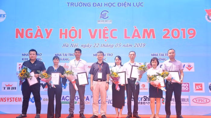 Sinh viên EPU tại ngày hội việc làm năm 2019