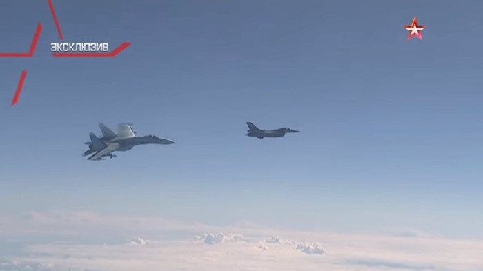 Su -27 Nga chặn F-18 NATO tiếp cận máy bay Bộ trưởng Shoigu trên biển Baltic