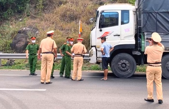 Lực lượng chức năng tiến hành kiểm tra xe tải chở đầy hàng lậu