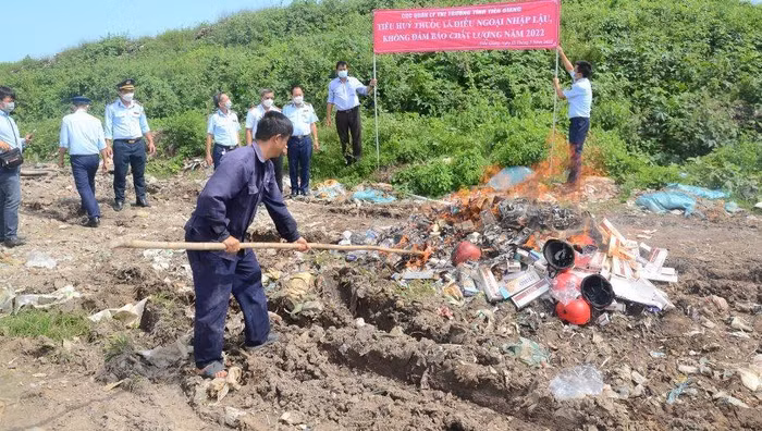 Lực lượng chức năng tiến hành tiêu hủy sản phẩm vi phạm hành chính