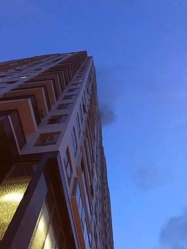 Đặc biệt, khi xảy ra cháy, thang máy của tòa nhà... vẫn hoạt động bình thường và có khá nhiều cư dân vẫn sử dụng thang máy để chạy xuống sân.