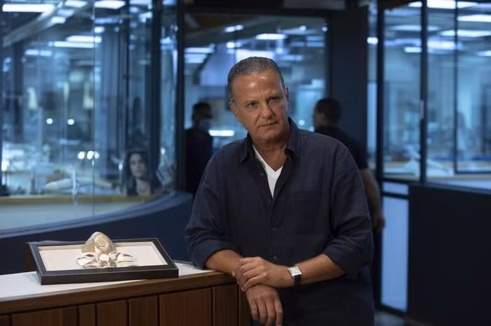 Ông Issac Levy, chủ sở hữu công ty trang sức Yvel bên cạnh chiếc khẩu trang vàng nạm kim cương.