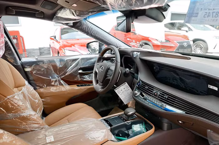 Khoang nội thất sang trọng với ghế da Semi-Aniline mềm mại có thể điều chỉnh theo 10 hướng khác nhau