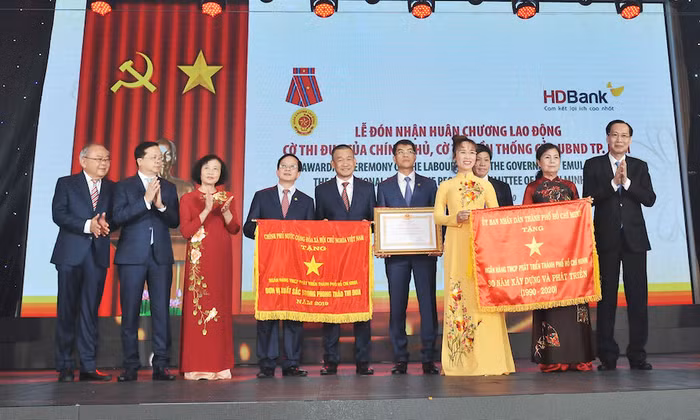 Ông Lê Thanh Liêm - Ủy viên Ban thường vụ Thành ủy, Phó Chủ tịch thường trực UBND TP.HCM trao Cờ Truyền thống cho Ban Lãnh đạo HDBank.