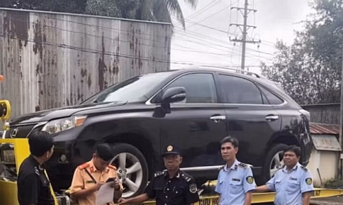 Bắt giữ 1 xe ô tô LEXUS nhập lậu không có giấy tờ và số máy ở Đồng Tháp