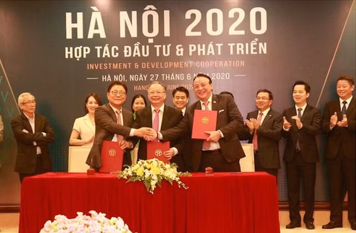 Đại diện TP Hà Nội và ông Đỗ Anh Dũng, Chủ tịch Tân Hoàng Minh ký Biên bản ghi nhớ cam kết đầu tư dự án Thành phố vệ tinh thông minh Xuân Mai Smart City.