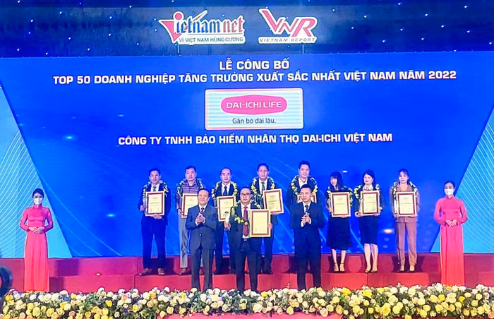 Ông Trần Thanh Tú - Phó Tổng Giám đốc Pháp lý, Pháp chế và Đối ngoại Dai-ichi Life Việt Nam nhận giải Top 50 Doanh nghiệp tăng trưởng xuất sắc nhất Việt Nam năm 2022