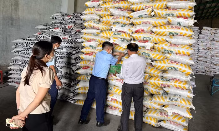 Xử phạt một cơ sở kinh doanh vì buôn bán phân bón không đảm bảo chất lượng