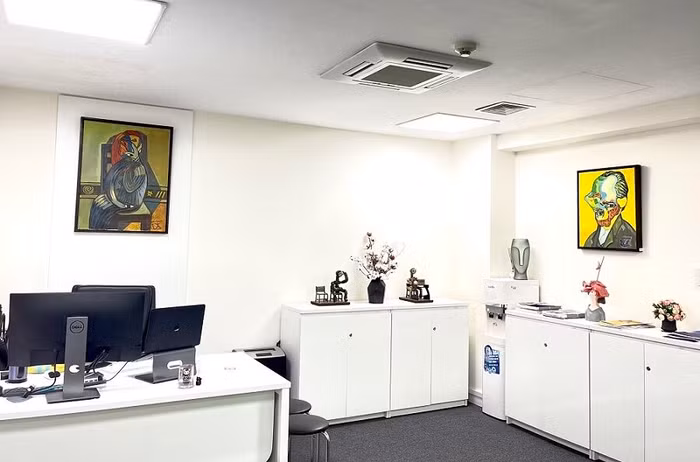 Văn Phú - Invest biến nơi làm việc trở thành bảo tàng tranh quý giá