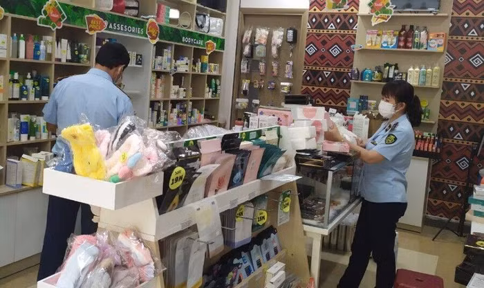Nhiều loại mỹ phẩm bất hợp pháp được lực lượng Quản lý thị trường phát hiện tại cơ sở kinh doanh này