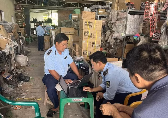 Lực lượng QLTT tỉnh Kiên Giang làm việc với một cơ sở kinh doanh trên địa bàn