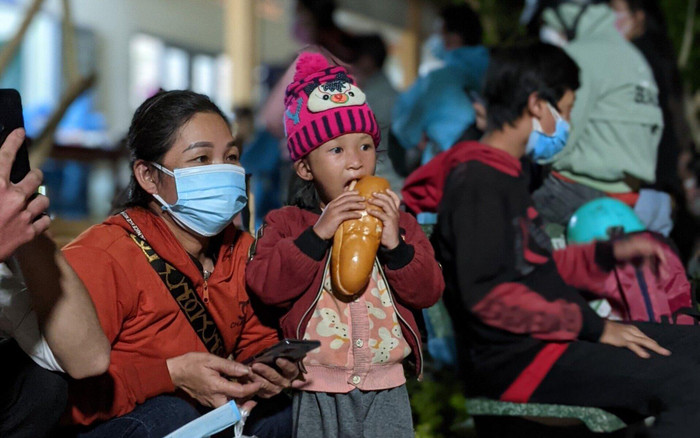 Nhật ký chống dịch Covid-19: Trắng đêm hỗ trợ người dân "về quê"