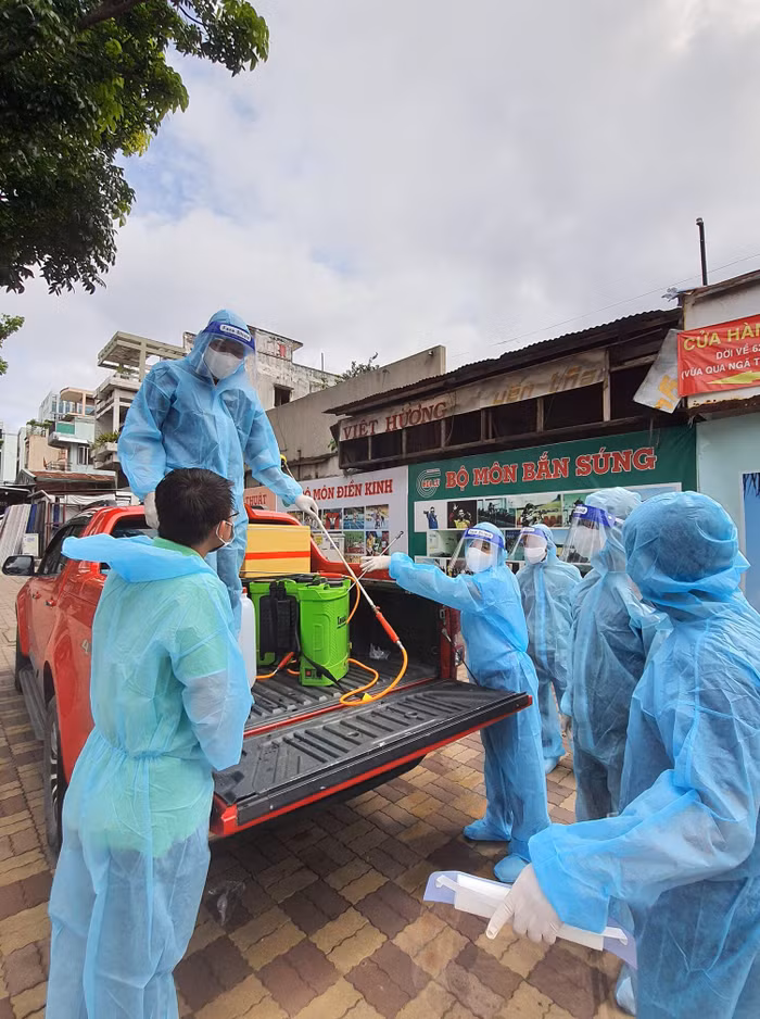 Diễn viên Lâm Thanh Sơn cùng đội tình nguyện viên đi khử khuẩn ở vùng dịch