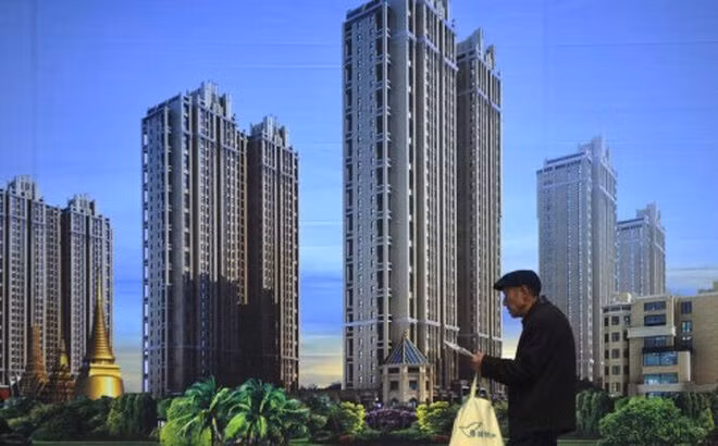 Các đại biểu tham quan triển lãm ảnh tại sảnh lớn