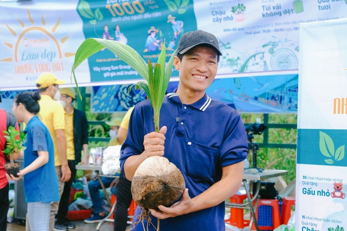 Hàng trăm tình nguyện viên Phú Quốc xuống phố thu gom rác ảnh 7 Hàng trăm tình nguyện viên Phú Quốc xuống phố thu gom rác ảnh 7