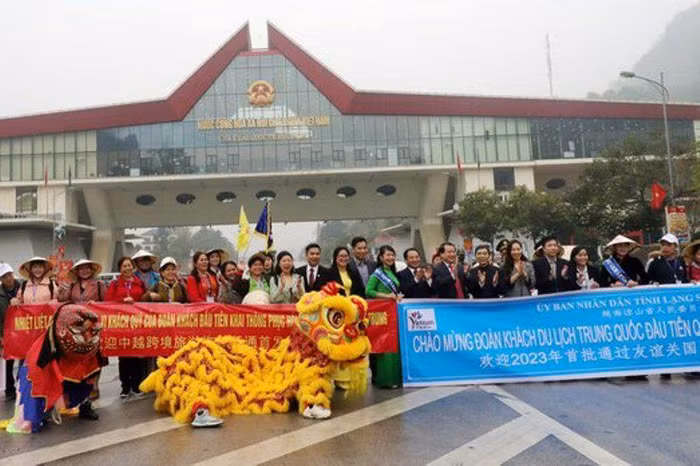 Hải quan cửa khẩu Móng Cái cùng lực lượng hải quan nhiều tỉnh giải quyết thủ tục cho đoàn khách du lịch đầu tiên kể từ sau đại dịch