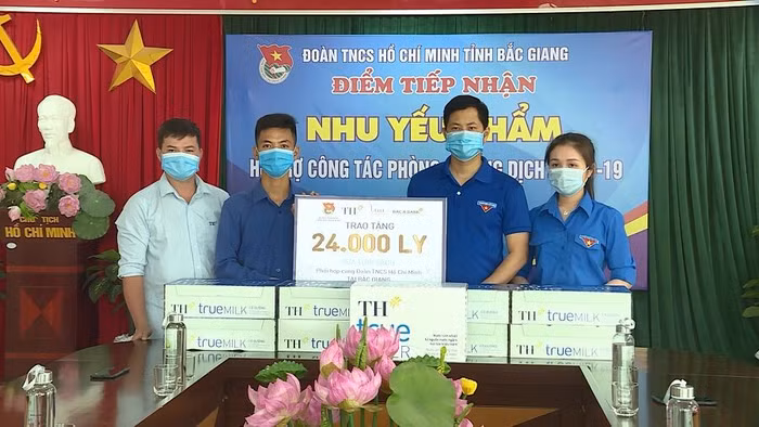 Tập đoàn TH, Ngân hàng Bắc Á thông qua Quỹ Vì Tầm Vóc Việt phối hợp với Bộ Giáo dục và Đào tạo trao tặng 24.000 ly sữa tới thanh niên tình nguyện đang căng mình chống dịch ở tỉnh Bắc Giang