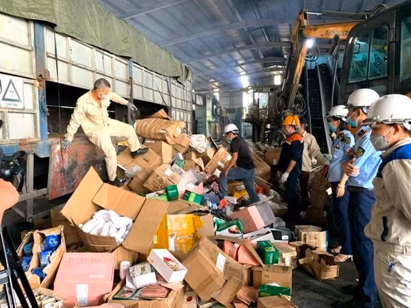 Lực lượng chức năng tiến hành tiêu hủy sản phẩm không đủ điều kiện lưu hành trên thị trường