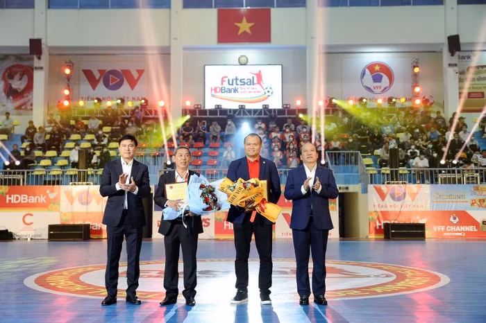 Ông Trần Minh Hùng Phó Tổng giám đốc Đài Tiếng nói Việt Nam, Phó Chủ tịch Ủy ban Olympic Việt Nam, đồng Trưởng Ban tổ chức giải Futsal HDBank VĐQG 2022 (bìa phải) trao hoa và kỷ niệm chương cho ông Nguyễn Đăng Thanh – Phó Tổng giám đốc HDBank (thứ hai từ phải qua), đại diện đơn vị đồng hành cùng giải đấu.