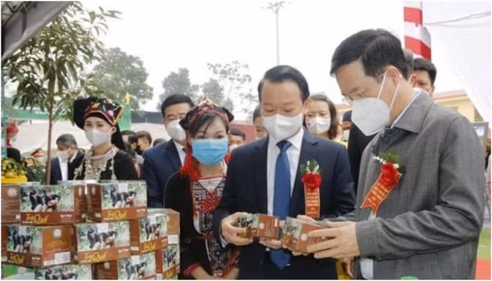 Đồng chí Võ Văn Thưởng - Thường trực Ban Bí thư và đồng chí Đỗ Đức Duy - Bí thư Tỉnh ủy Yên Bái và lãnh đạo tỉnh Yên Bái tham quan gian trưng bày và tiêu thụ các sản phẩm từ Quế của các HTX, DN trên địa bàn huyện Văn Yên