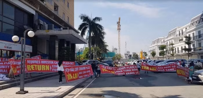 Phía sau là công trình Charm City, dự án có nhà mẫu được xây trên không gian tổ chức tang lễ, nhà sinh hoạt cộng đồng của khu căn hộ Charm Plaza