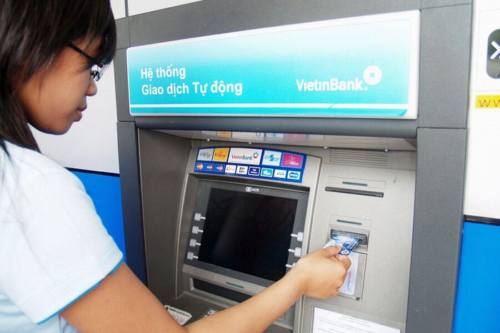 Vì sao các vụ mất tiền trong thẻ ATM thường xảy ra lúc nửa đêm?