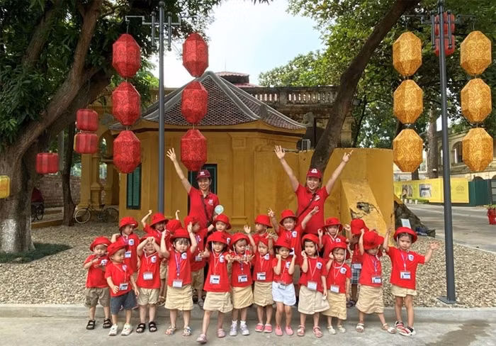 Các em nhỏ hào hứng với không gian check-in tại Hoàng thành Thăng Long.