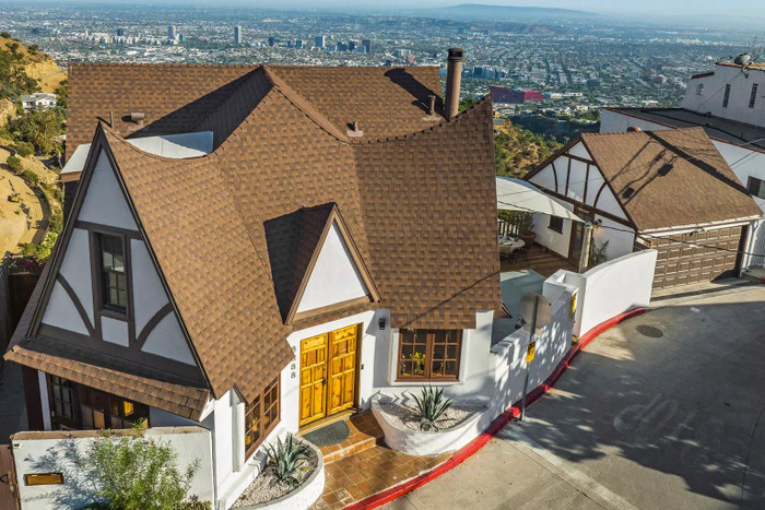 "Cái chòi phù thủy" được thiết kế bởi các nhà làm phim hoạt hình của Disney