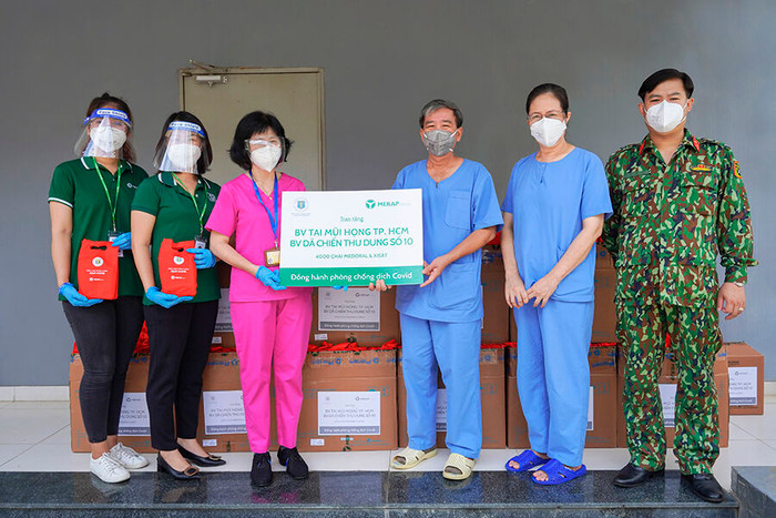 Đại diện Hội Tai – Mũi – Họng TP.HCM & các tỉnh phía Nam trao hàng chục ngàn sản phẩm dược phẩm cho bệnh viện tuyến đầu Đại diện Hội Tai – Mũi – Họng TP.HCM & các tỉnh phía Nam trao hàng chục ngàn sản phẩm dược phẩm cho bệnh viện tuyến đầu