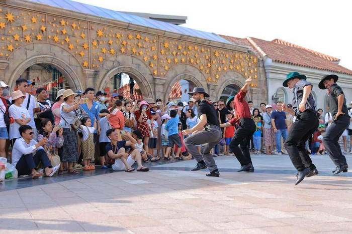 Dịp Tết này, nhiều du khách đặc biệt là giới trẻ chọn đến Phú Quốc để tận hưởng nắng ấm, nghỉ dưỡng và trải nghiệm thế giới vui chơi giải trí bất tận