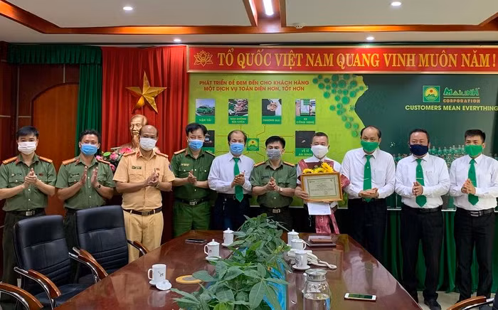 Lái xe taxi Mai Linh phát hiện người Trung Quốc nhập cảnh trái phép