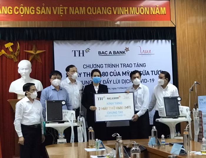 Bà Trần Như Trang (đại diện tập đoàn TH, Giám đốc Quỹ Vì Tầm vóc Việt) trao tặng hai máy thở cho đại diện Bệnh viện Đa khoa tỉnh Nghệ An.