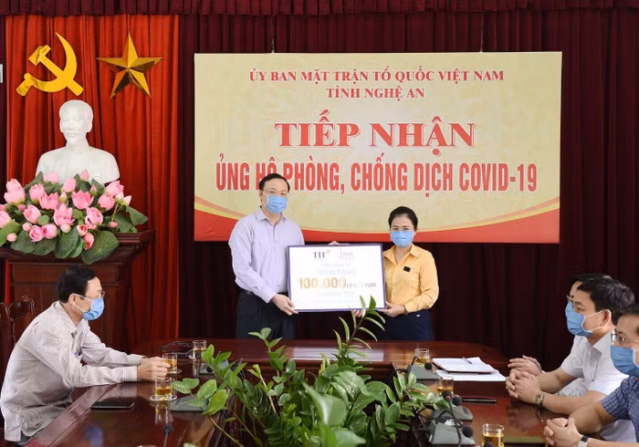 100.000 ly sữa tiếp sức các y bác sĩ, chiến sĩ, cán bộ tuyến đầu của Nghệ An chống dịch Covid-19.