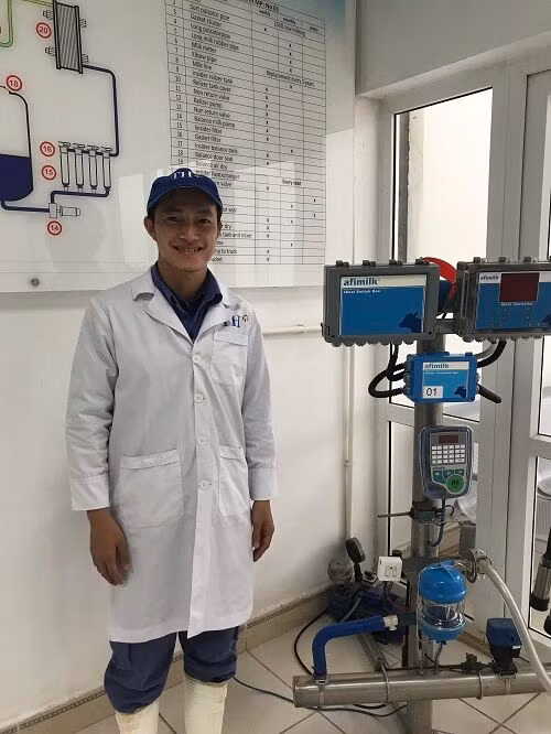 Anh Trần Ngọc Cường, Giám sát vắt sữa Trang trại 3 – Cụm Trang trại Bò sữa của Tập đoàn TH tại Nghĩa Đàn, Nghệ An bên chiếc máy vắt sữa của TH true MILK.