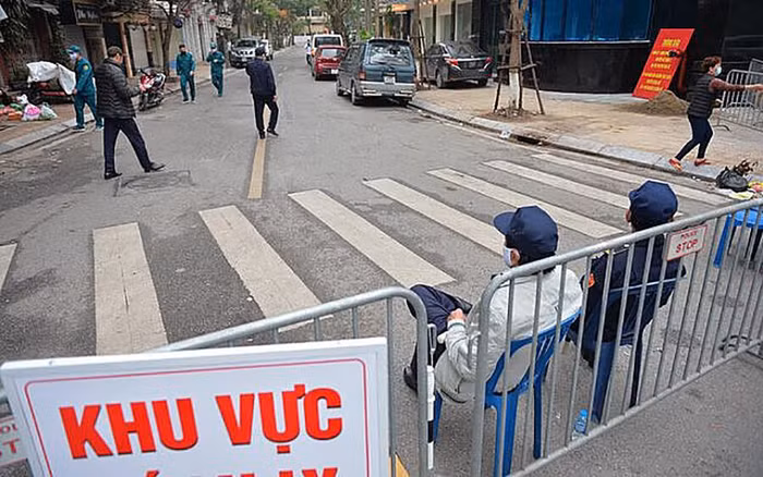 Khu phố nơi nữ bệnh nhân N.H.N cư trú bị cách ly ngày 6/3. (Nguồn: Thanh Niên)