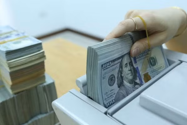 Tỷ giá USD hôm nay ngày 19/11: Ngân hàng đẩy mạnh mua vào, chợ đen quay đầu giảm