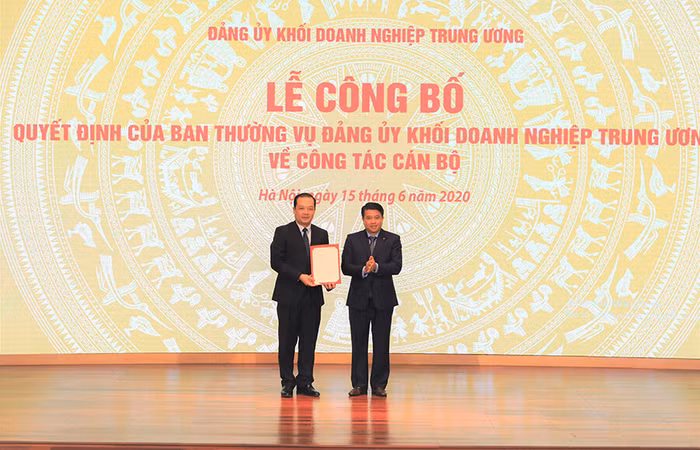 Thay mặt Đảng uỷ khối doanh nghiệp TW, Bí thư Đảng ủy khối doanh nghiệp Trung ương - ông Y Thanh Hà Nie kĐăm trao quyết định chuẩn y ông Phạm Đức Long giữ chức Bí thư Đảng uỷ Tập đoàn VNPT nhiệm kỳ 2015-2020